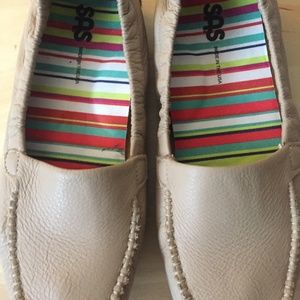 Walking leather shoes